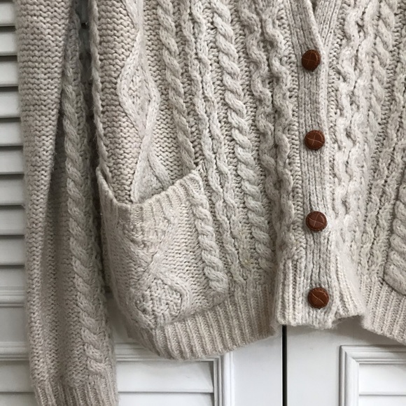 Cute cozy cableknit cardigan - Picture 2 of 4